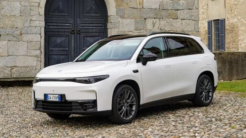 Stellantis non avr&agrave; solo auto elettriche cinesi: arriva anche l'ibrida REEV della Leapmotor C10