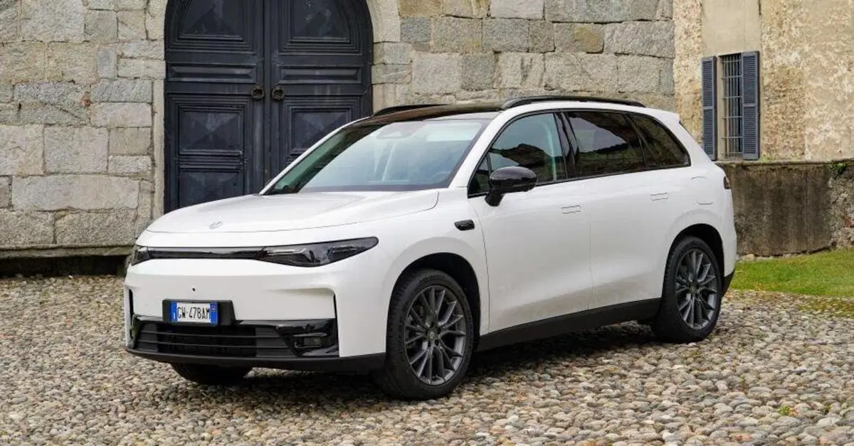 Stellantis non avr&agrave; solo auto elettriche cinesi: arriva anche l'ibrida REEV della Leapmotor C10