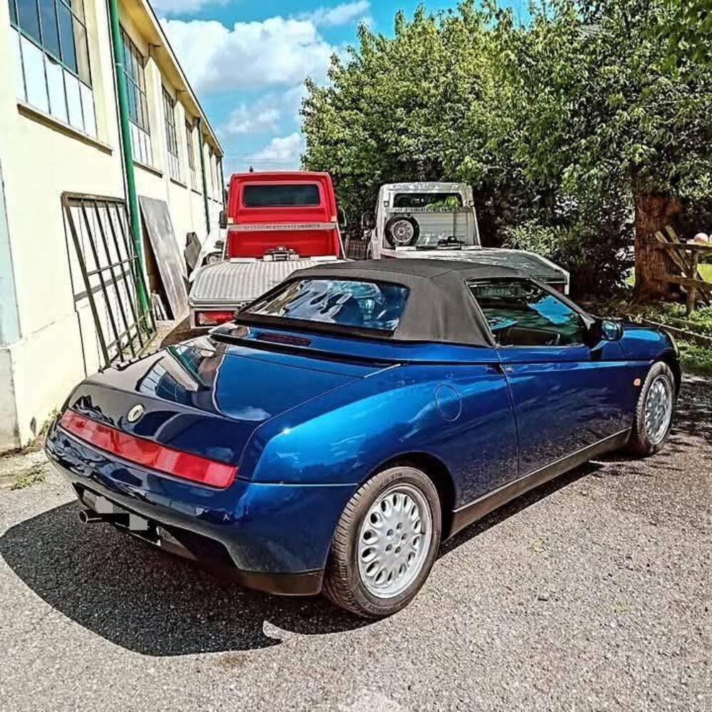 Alfa Romeo spider GTV 916 twin Spark 16 V d'epoca a Cremona (2)