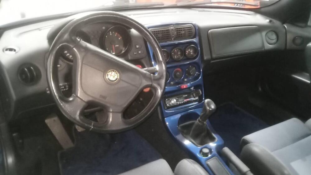 Alfa Romeo spider GTV 916 twin Spark 16 V d'epoca a Cremona (10)