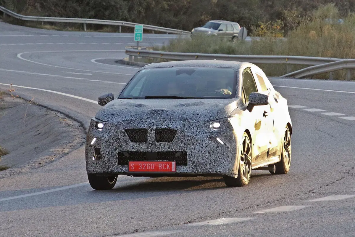 Nuova Renault Clio: avvistata la sesta generazione [Foto Spia]