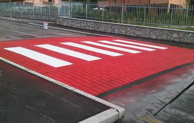 Il caos dei dossi rallentatori: dai liquidi non newtoniani a quelli "naturali" fatti con le buche nell'asfalto 