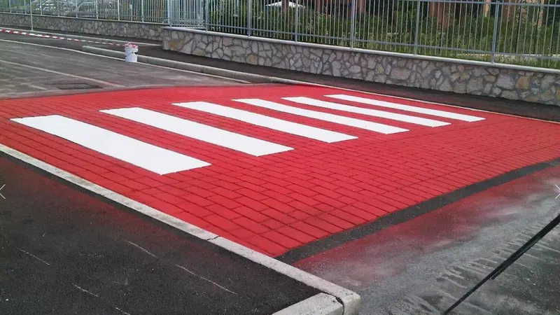 Il caos dei dossi rallentatori: dai liquidi non newtoniani a quelli "naturali" fatti con le buche nell'asfalto 