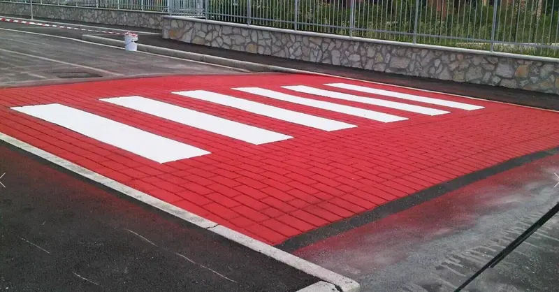 Il caos dei dossi rallentatori: dai liquidi non newtoniani a quelli "naturali" fatti con le buche nell'asfalto 