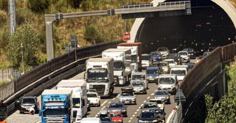 La coda in autostrada: perch&eacute; si forma senza una ragione?