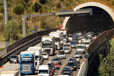 La coda in autostrada: perch&eacute; si forma senza una ragione?