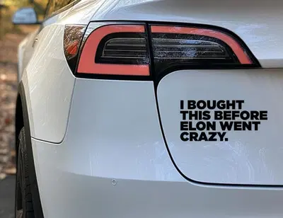 Gli adesivi sulle Tesla che prendono le distanze; l'ho presa prima che...