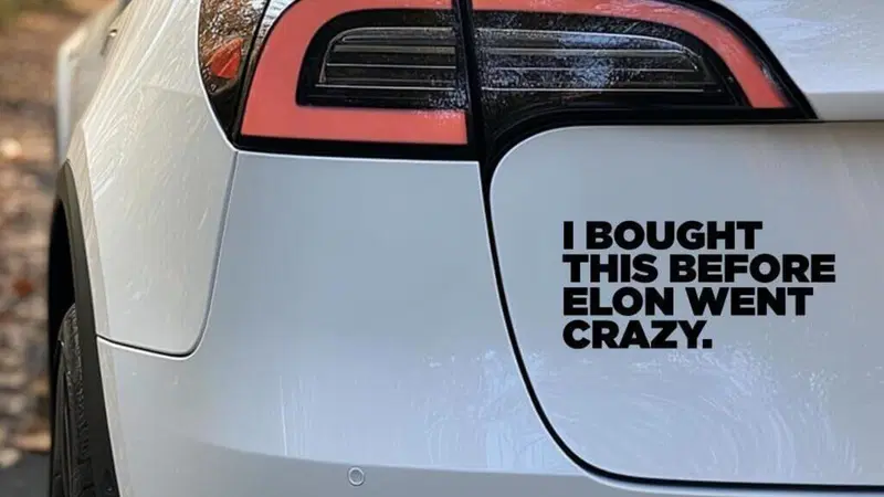 Gli adesivi sulle Tesla che prendono le distanze; l'ho presa prima che...