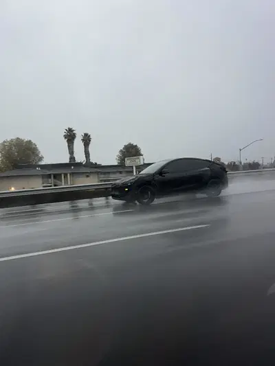 Tesla Model Y 2025 spiata in un video: il frontale ricorda la Model S