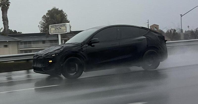 Tesla Model Y 2025 spiata in un video: il frontale ricorda la Model S