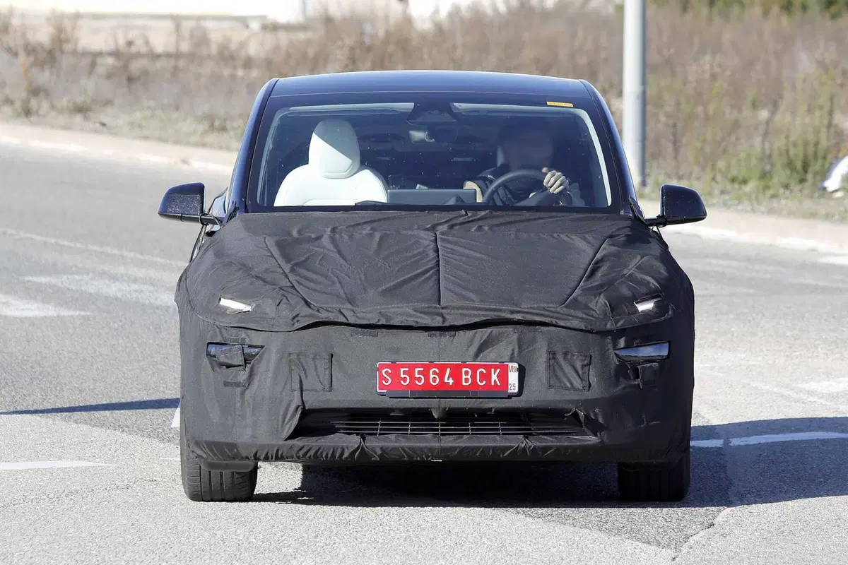 La nuova Tesla Model Y è sulle strade europee: ecco la Juniper con le nostre foto spia in anteprima (2)