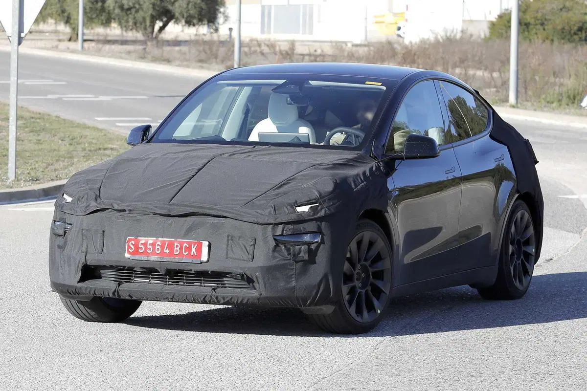 La nuova Tesla Model Y è sulle strade europee: ecco la Juniper con le nostre foto spia in anteprima (3)