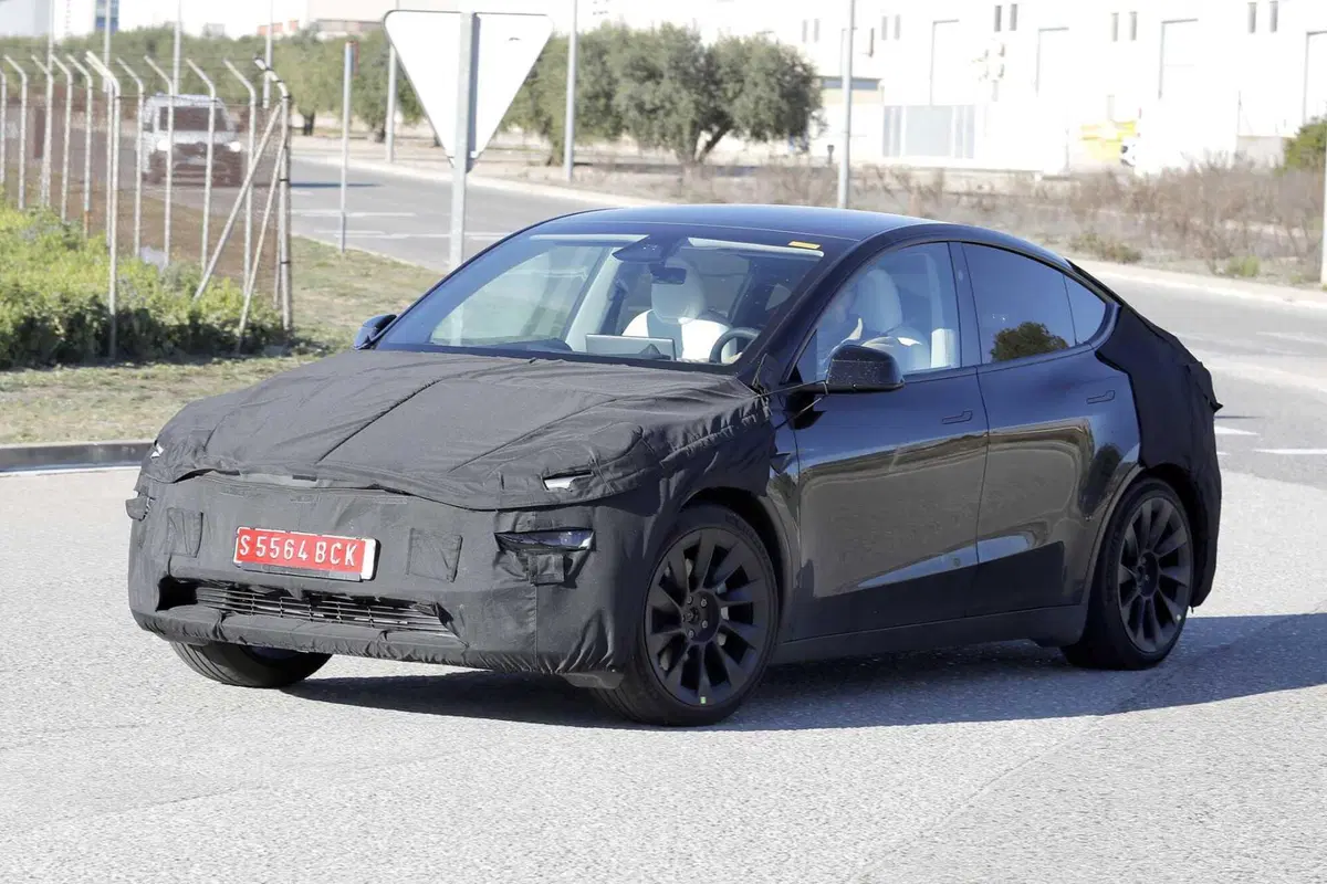 La nuova Tesla Model Y è sulle strade europee: ecco la Juniper con le nostre foto spia in anteprima (4)