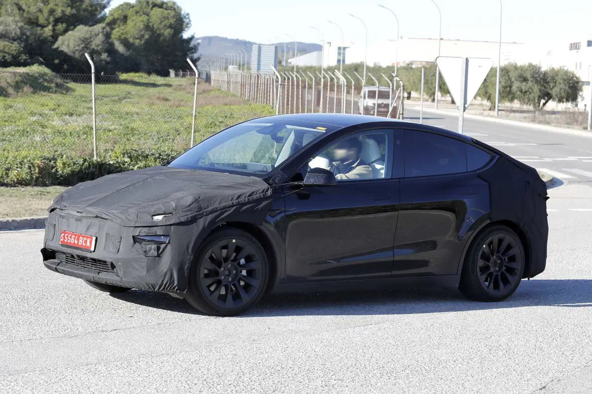 La nuova Tesla Model Y è sulle strade europee: ecco la Juniper con le nostre foto spia in anteprima (5)
