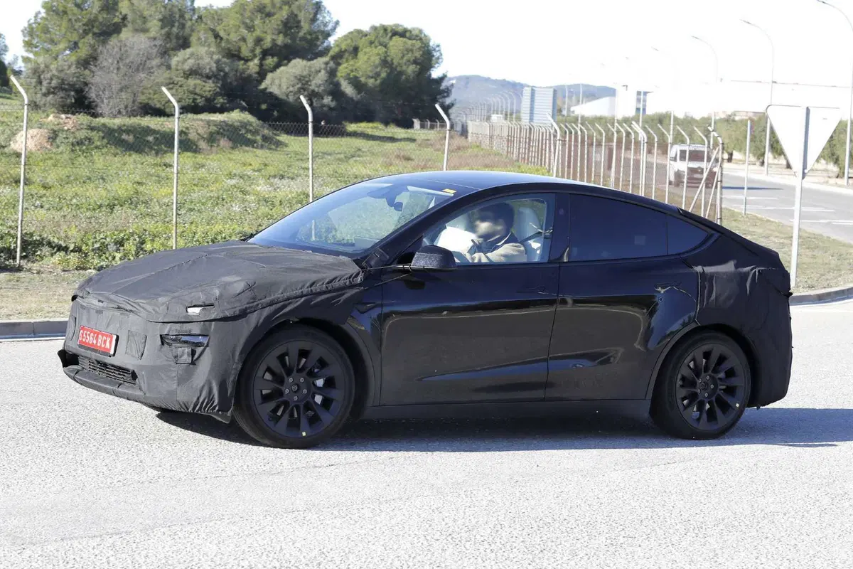La nuova Tesla Model Y è sulle strade europee: ecco la Juniper con le nostre foto spia in anteprima (6)