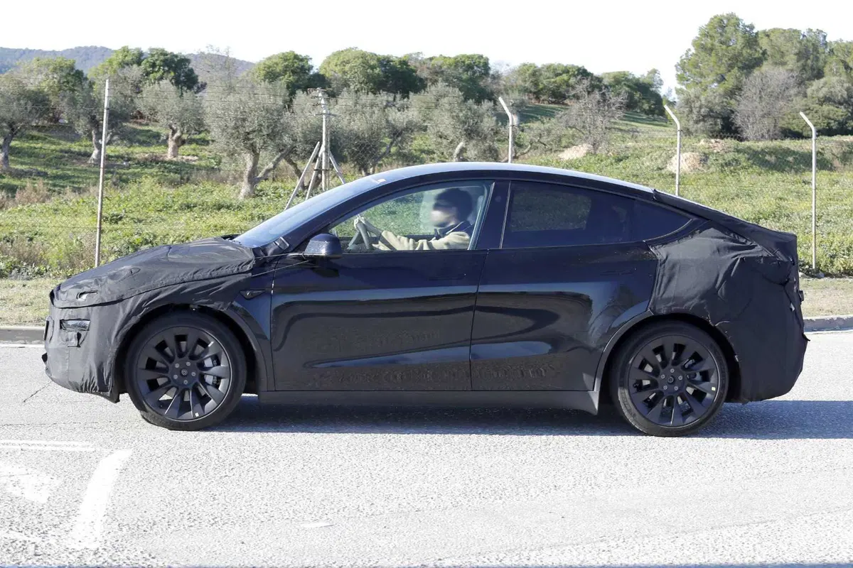 La nuova Tesla Model Y è sulle strade europee: ecco la Juniper con le nostre foto spia in anteprima (7)