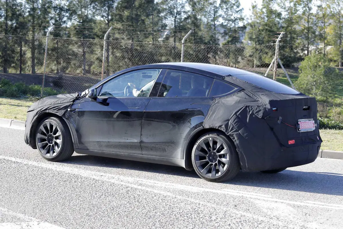 La nuova Tesla Model Y è sulle strade europee: ecco la Juniper con le nostre foto spia in anteprima (8)