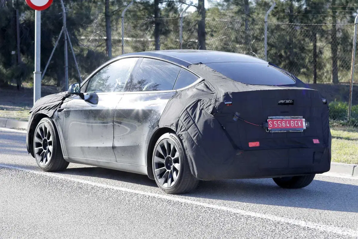 La nuova Tesla Model Y è sulle strade europee: ecco la Juniper con le nostre foto spia in anteprima (9)