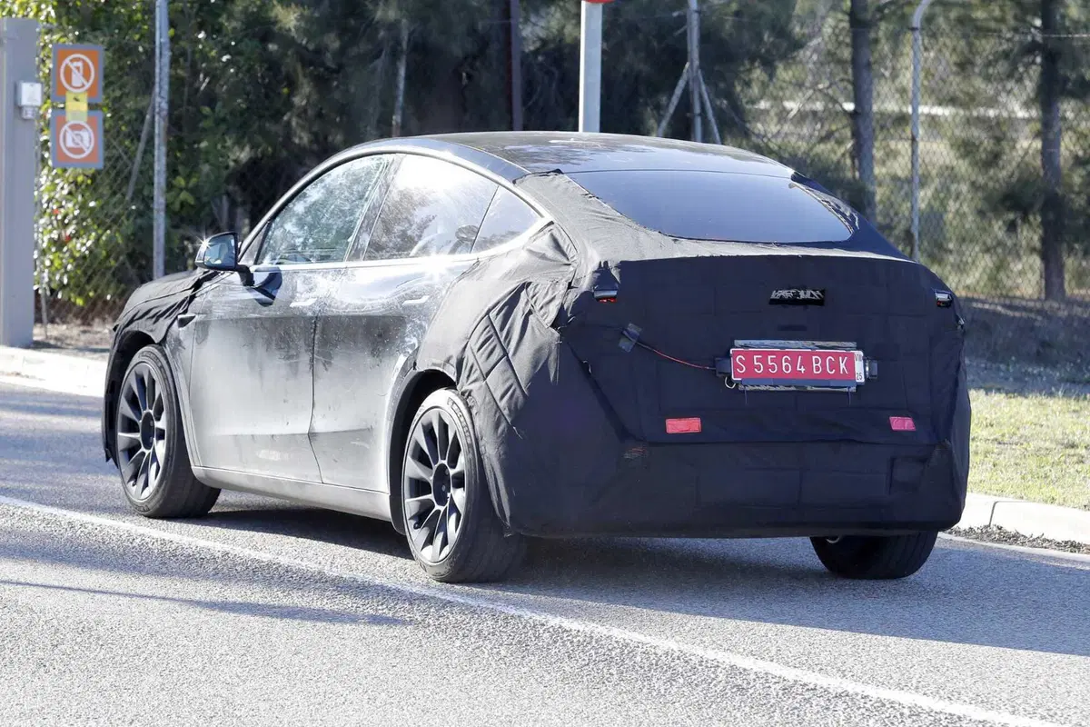 La nuova Tesla Model Y è sulle strade europee: ecco la Juniper con le nostre foto spia in anteprima (10)
