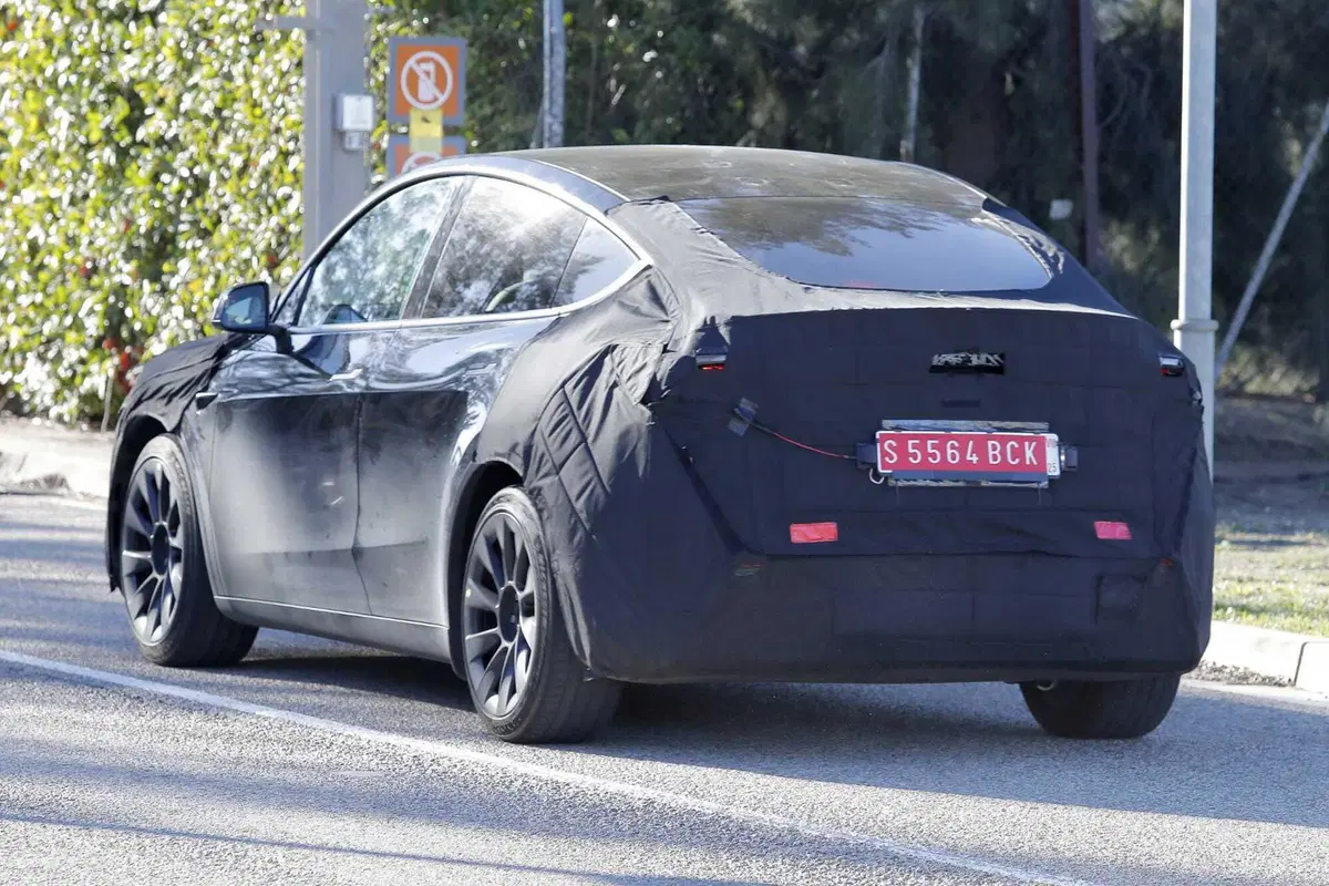 La nuova Tesla Model Y è sulle strade europee: ecco la Juniper con le nostre foto spia in anteprima (11)