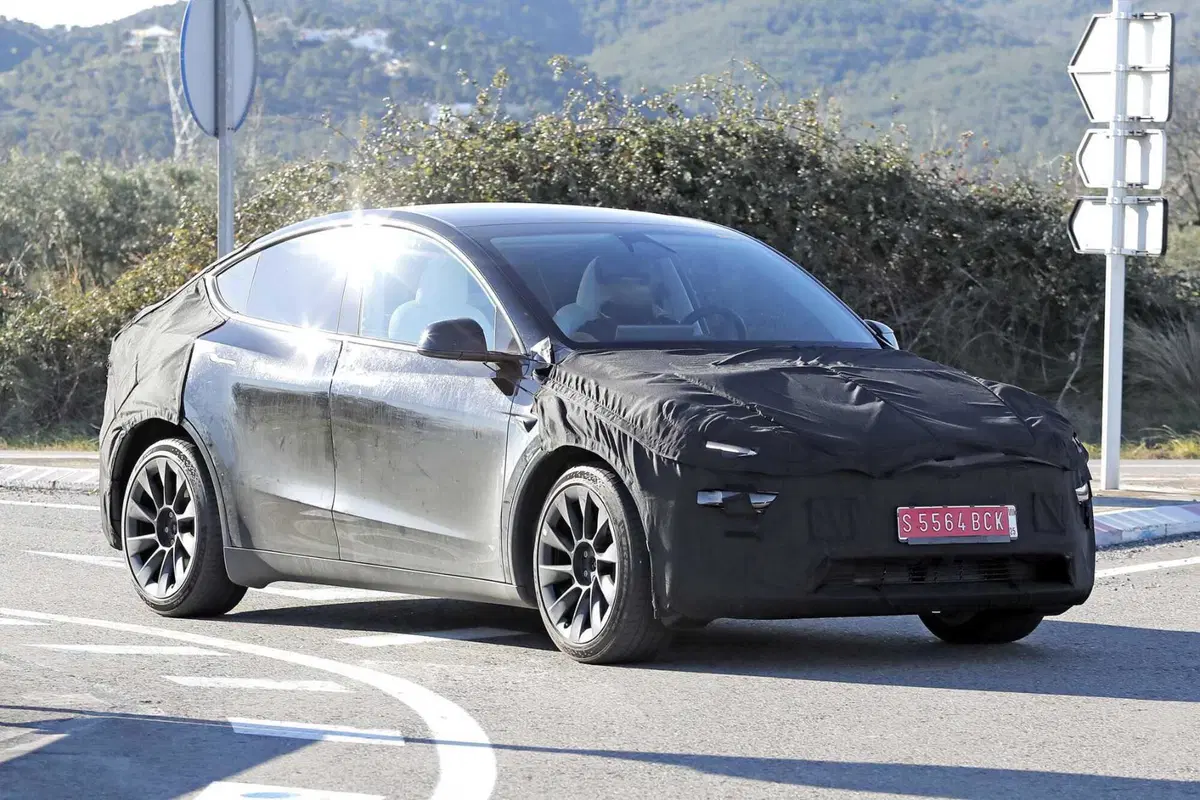 La nuova Tesla Model Y è sulle strade europee: ecco la Juniper con le nostre foto spia in anteprima (12)