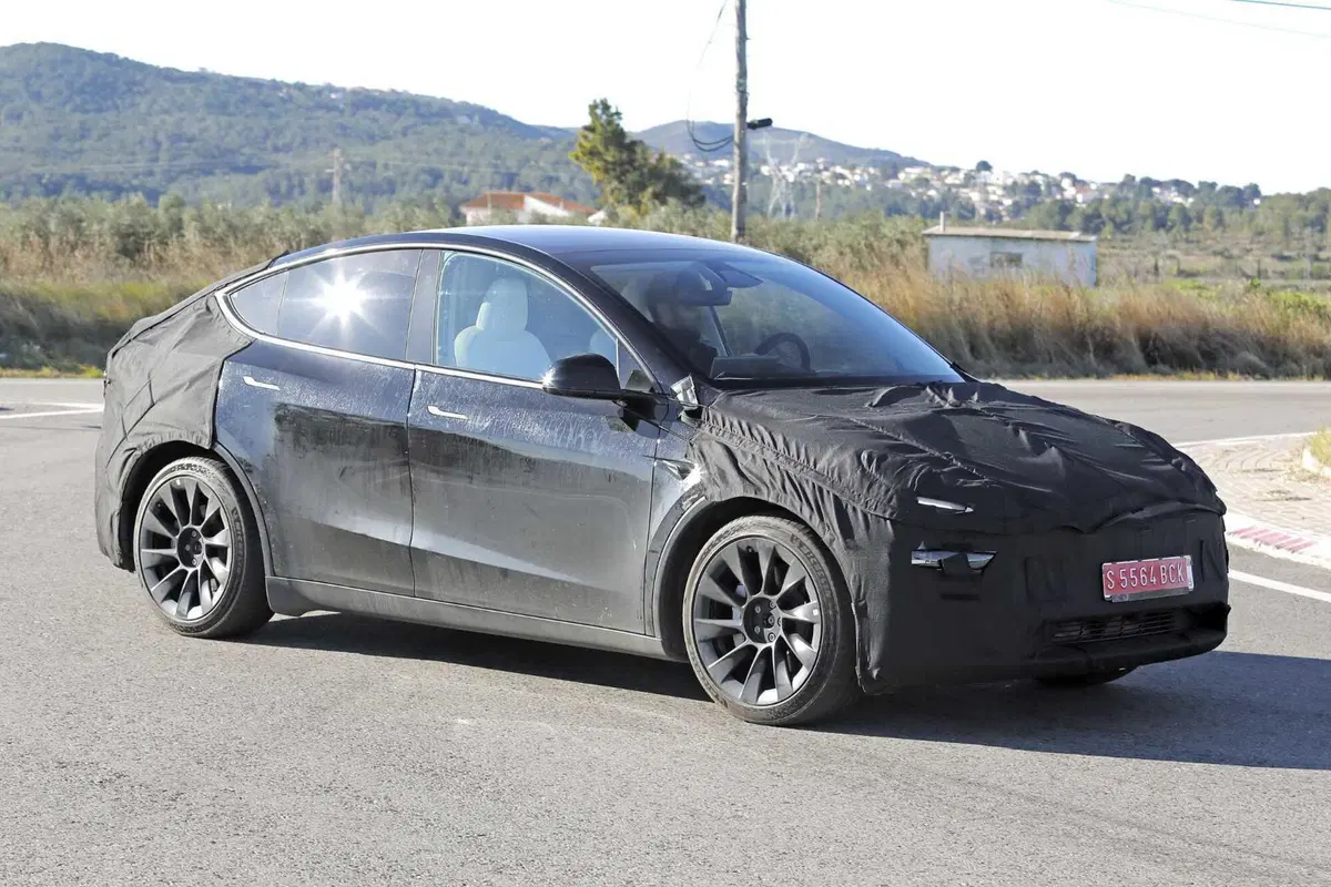 La nuova Tesla Model Y è sulle strade europee: ecco la Juniper con le nostre foto spia in anteprima (13)