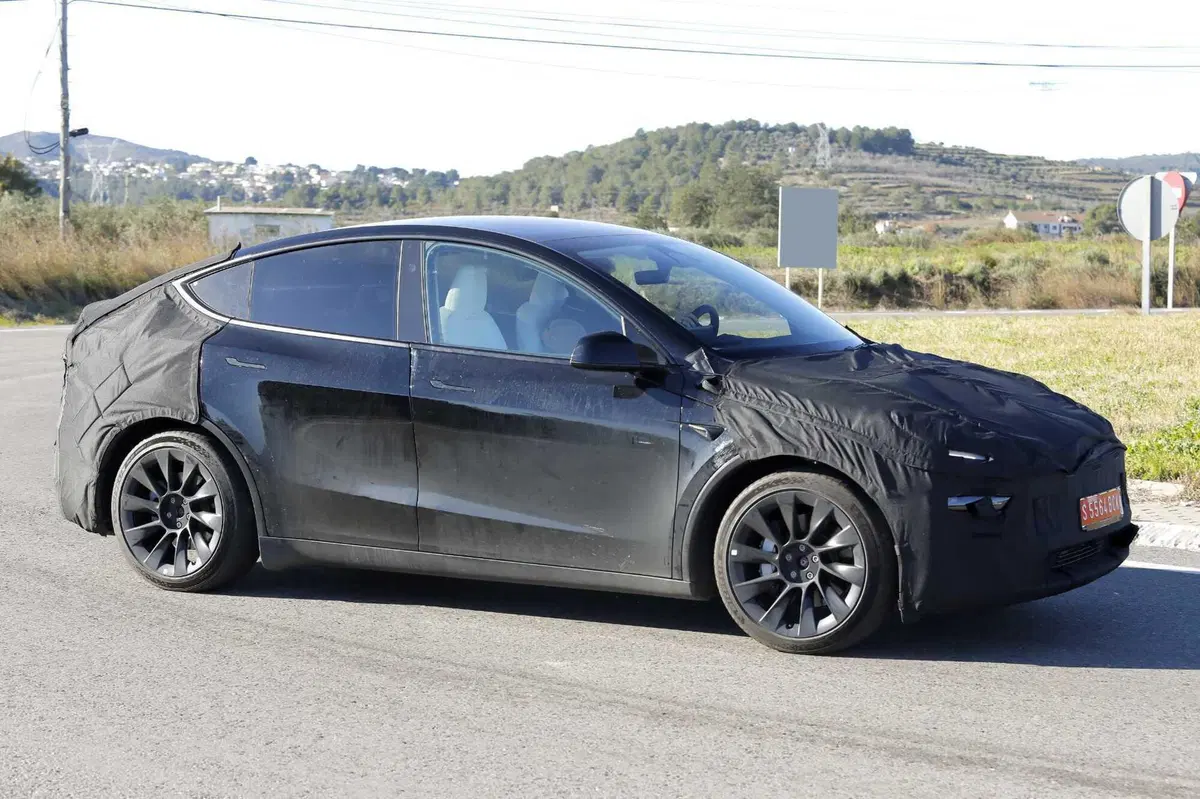 La nuova Tesla Model Y è sulle strade europee: ecco la Juniper con le nostre foto spia in anteprima (14)