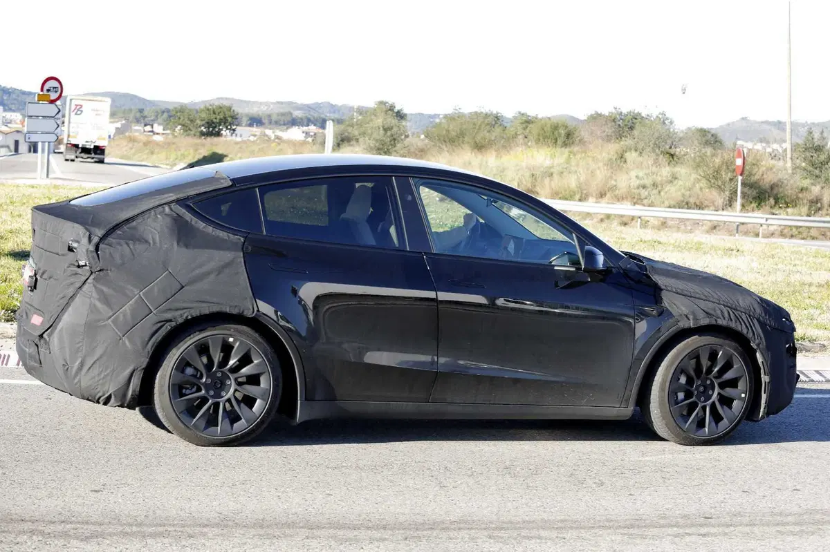 La nuova Tesla Model Y è sulle strade europee: ecco la Juniper con le nostre foto spia in anteprima (15)