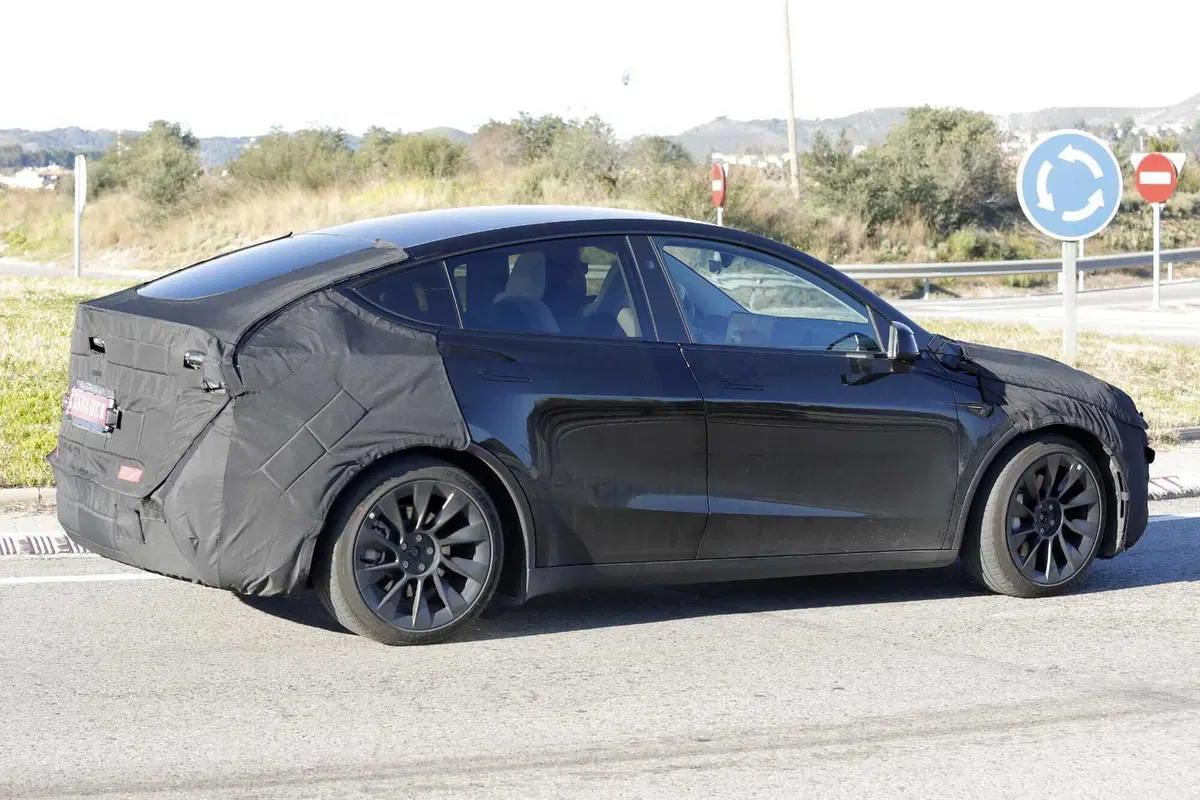 La nuova Tesla Model Y è sulle strade europee: ecco la Juniper con le nostre foto spia in anteprima (16)