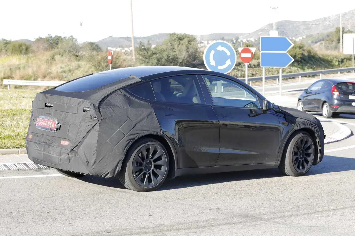 La nuova Tesla Model Y è sulle strade europee: ecco la Juniper con le nostre foto spia in anteprima (17)