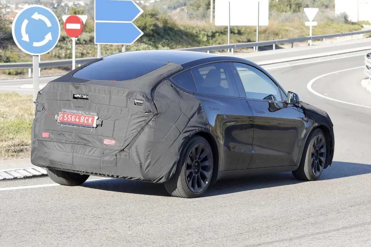 La nuova Tesla Model Y è sulle strade europee: ecco la Juniper con le nostre foto spia in anteprima (18)