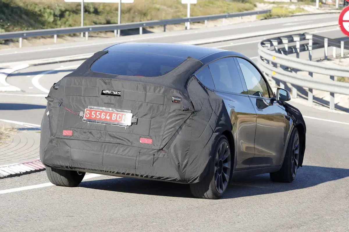 La nuova Tesla Model Y è sulle strade europee: ecco la Juniper con le nostre foto spia in anteprima (19)