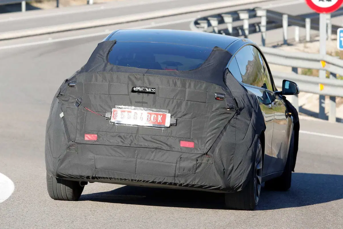 La nuova Tesla Model Y è sulle strade europee: ecco la Juniper con le nostre foto spia in anteprima (20)