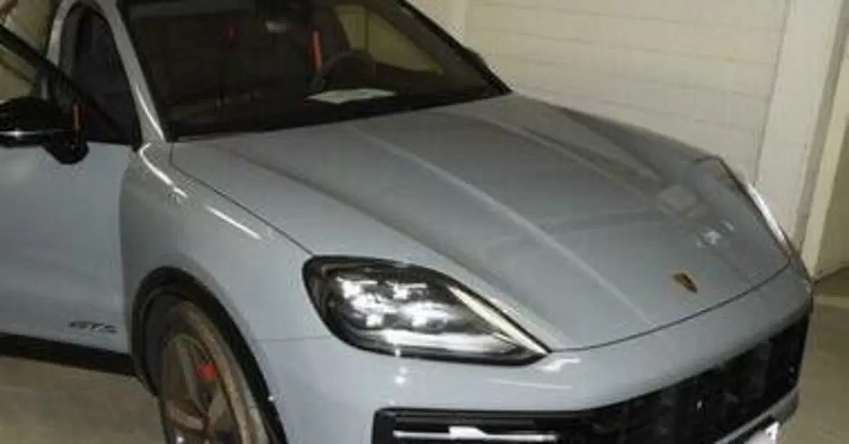 Falsi poliziotti in Porsche parcheggiano in divieto di sosta 