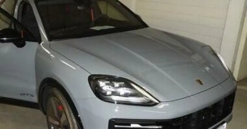 Falsi poliziotti in Porsche parcheggiano in divieto di sosta 
