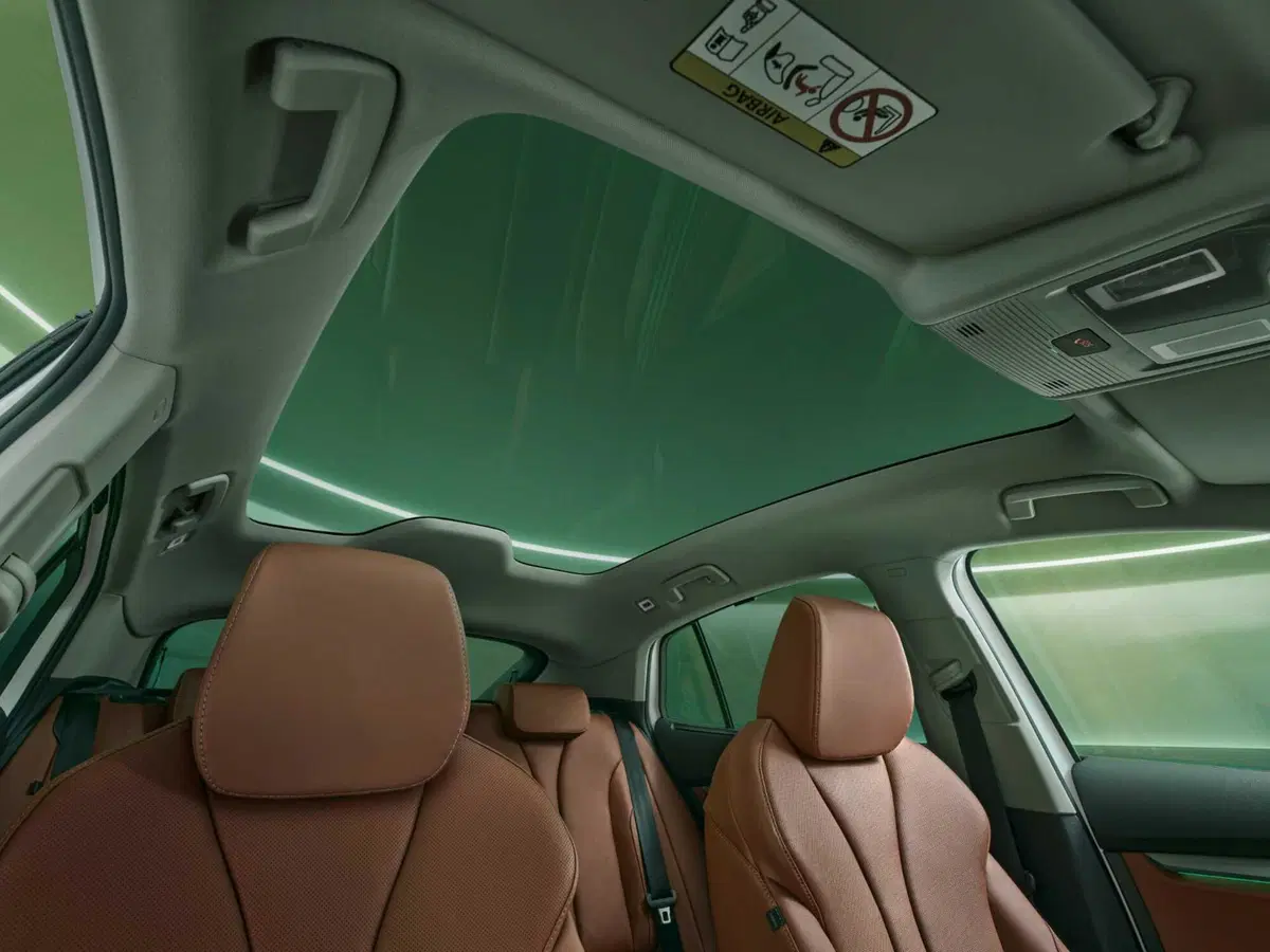 Skoda Enyaq 2025: il restyling è totale e l'autonomia cresce [VIDEO] (8)