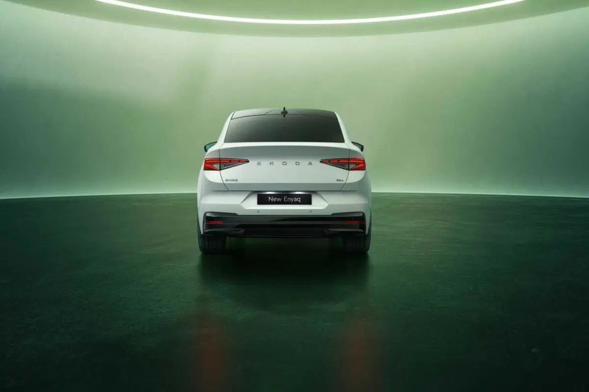 Skoda Enyaq 2025: il restyling è totale e l'autonomia cresce [VIDEO] (11)