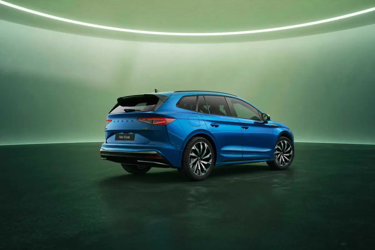 Skoda Enyaq 2025: il restyling è totale e l'autonomia cresce [VIDEO] (13)