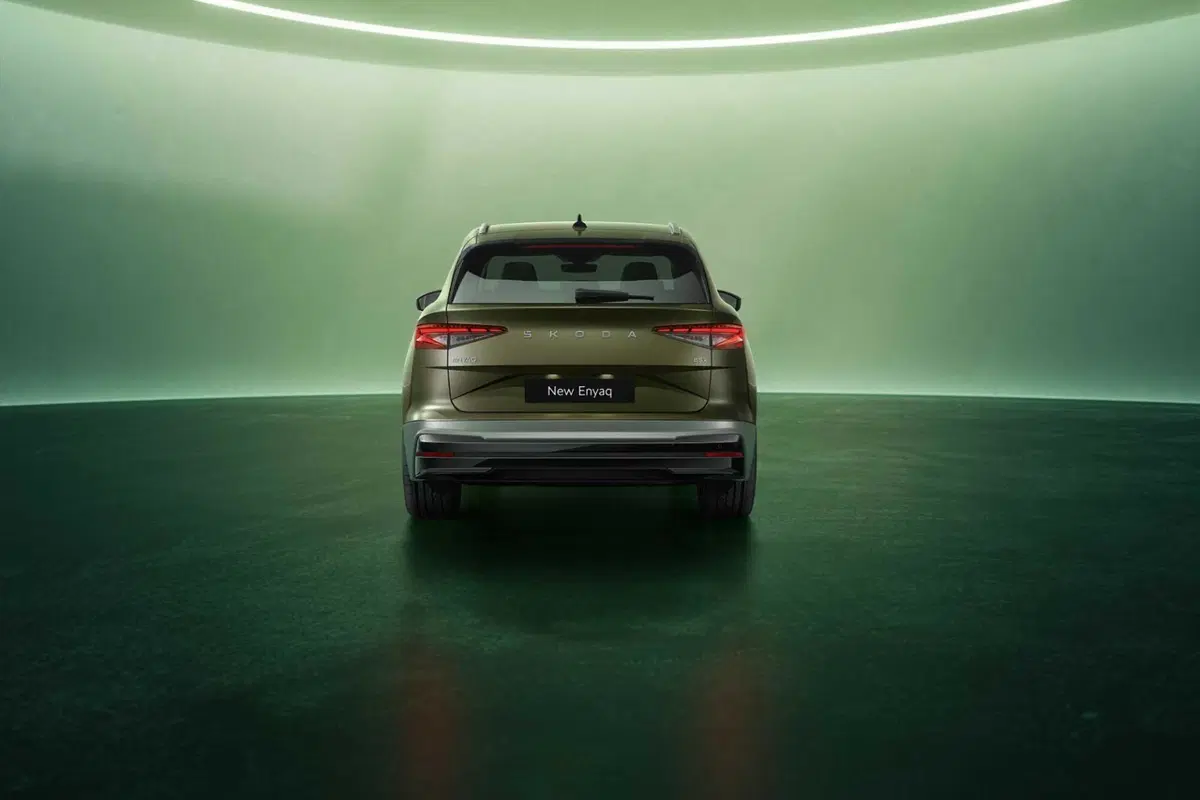 Skoda Enyaq 2025: il restyling è totale e l'autonomia cresce [VIDEO] (18)