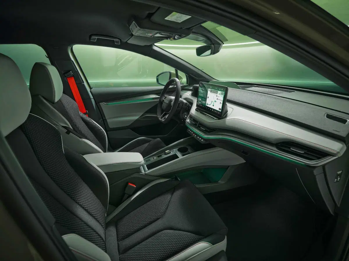 Skoda Enyaq 2025: il restyling è totale e l'autonomia cresce [VIDEO] (23)