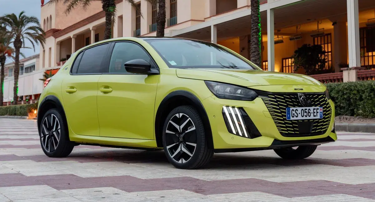 Peugeot 208: motorizzazioni, allestimenti, optional e prezzi. Guida all’acquisto