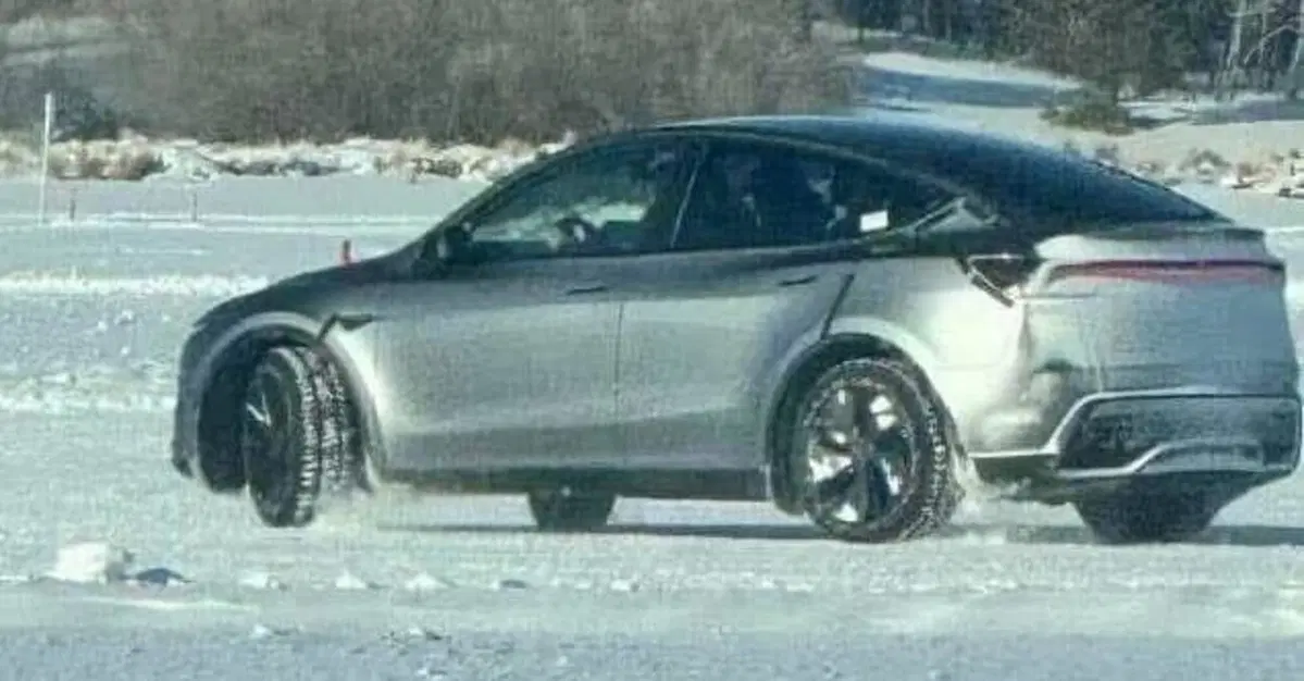 Tesla Model Y Juniper 2025: ecco le foto defintive "senza veli" 