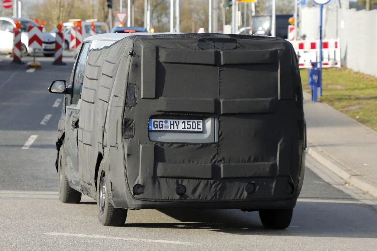 KIA PV5: la nuova proposta elettrica per il mercato europeo dei van commerciali [Foto Spia] (2)
