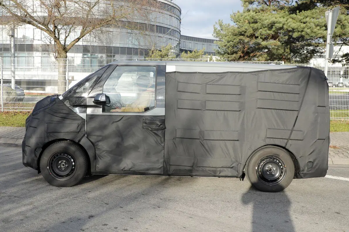 KIA PV5: la nuova proposta elettrica per il mercato europeo dei van commerciali [Foto Spia] (3)