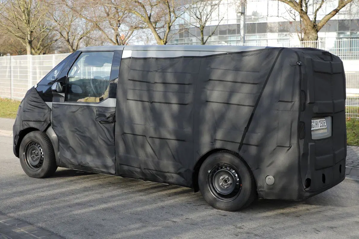 KIA PV5: la nuova proposta elettrica per il mercato europeo dei van commerciali [Foto Spia] (5)