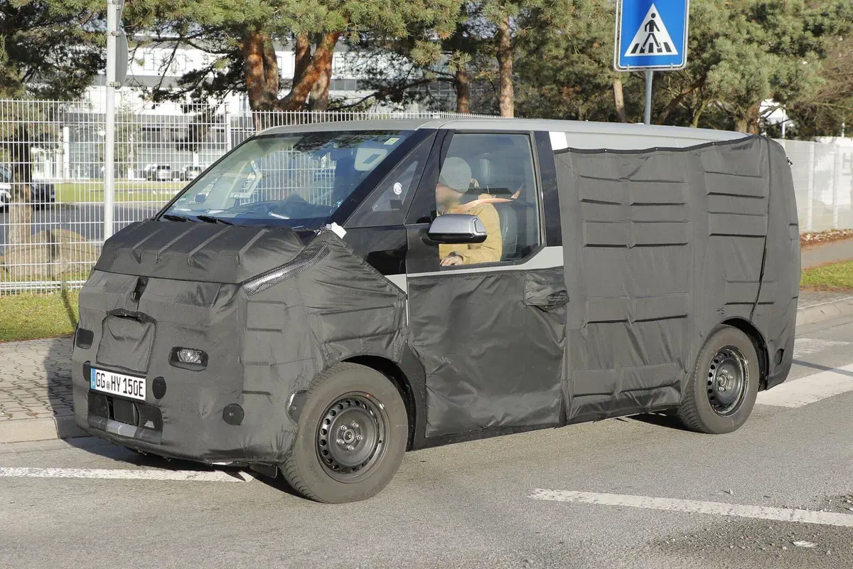 KIA PV5: la nuova proposta elettrica per il mercato europeo dei van commerciali [Foto Spia] (7)