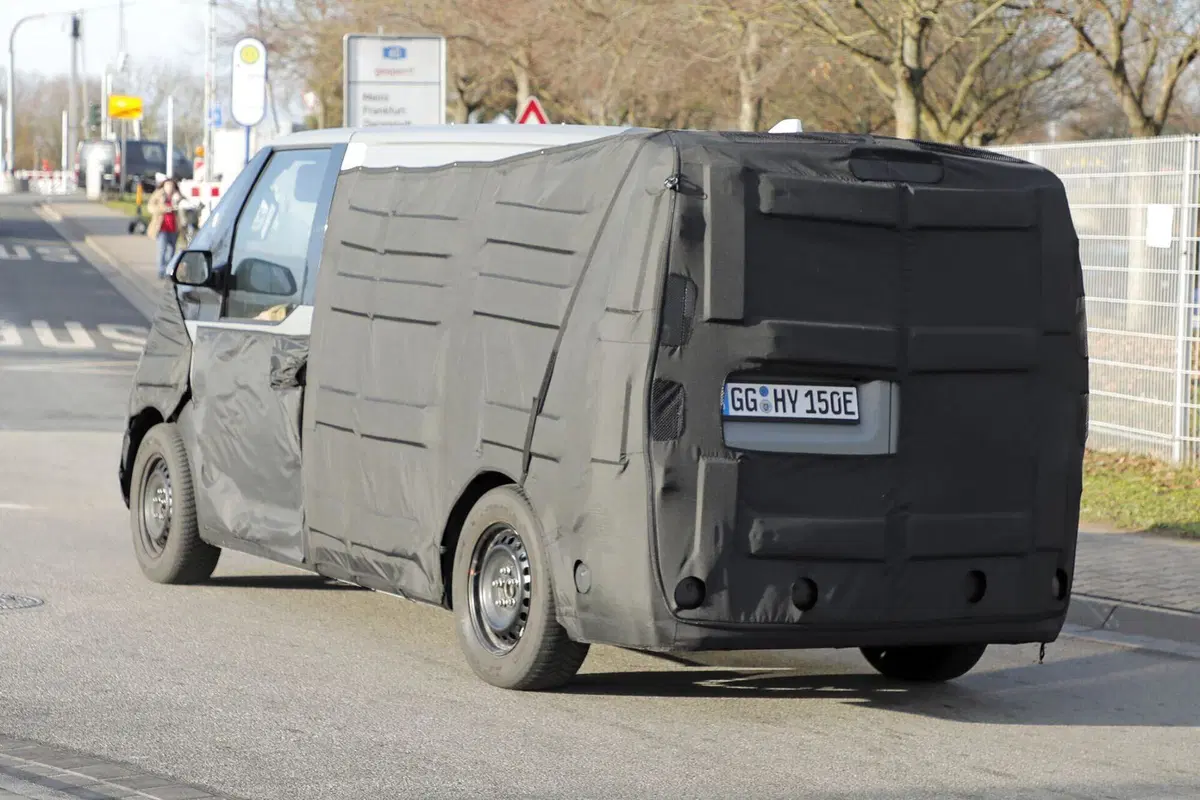 KIA PV5: la nuova proposta elettrica per il mercato europeo dei van commerciali [Foto Spia] (10)