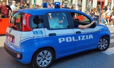 Tra tante auto, ci prova con quella della Polizia