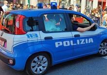 Tra tante auto, ci prova con quella della Polizia