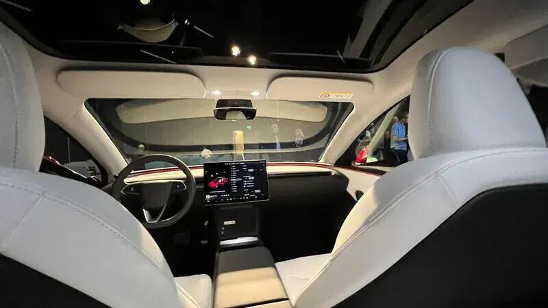 Gli interni della Tesla Model 3 2024 Highland